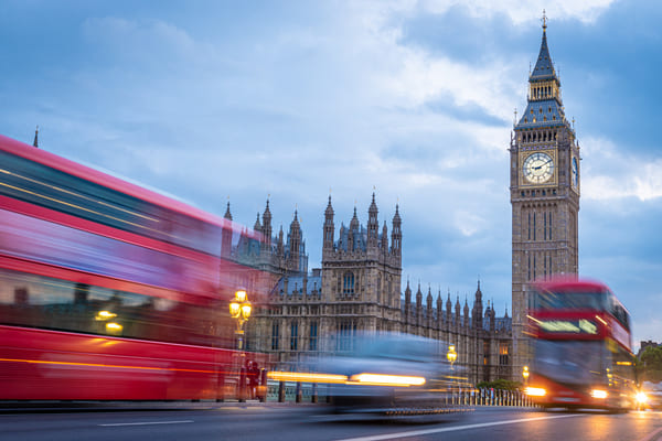 Tráfico en el Big Ben en la Hora Azul