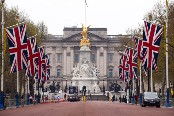 El Palacio de Buckingham y el Mall alineados con banderas de la Unión Jack, Londres, Reino Unido.