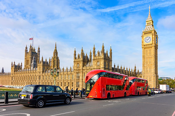 Autobuses de dos pisos en el puente de Westminster con el Big Ben y el Parlamento