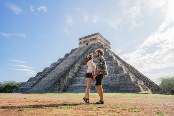 Pareja en el fondo de la pirámide de Chichén Itzá en México