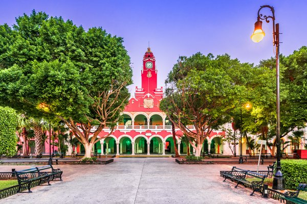 Plaza Grande, centro de Mérida, en Yucatán al anochecer.