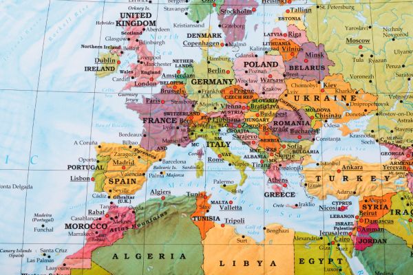 imagem do mapa da Europa, colorido, sinalizando roteiros e cidades que as pessoas podem fazer turismo