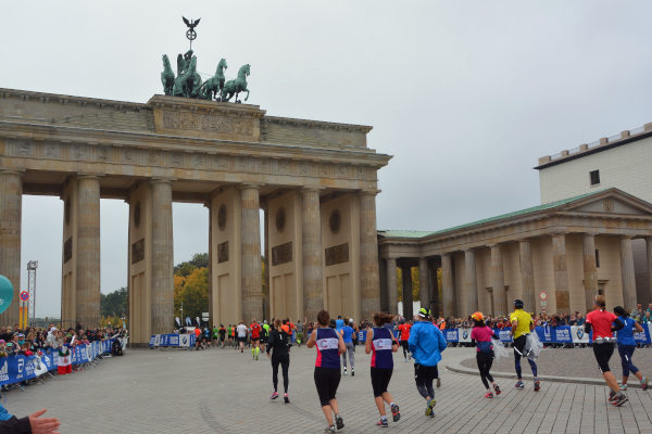 Atletas corriendo en la Maratón de Berlín 2017 en la zona de la Puerta de Brandeburgo.