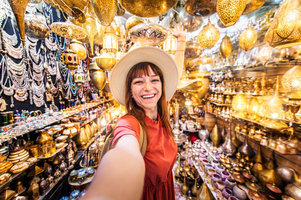 Turista sonriente en una tienda de Marruecos