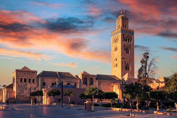 Vista panorámica del icónico minarete de la Mezquita Koutoubia en Marrakech