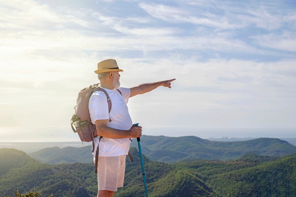 Persona mayor contemplando el horizonte durante un viaje