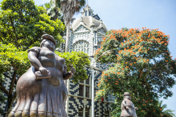 Esculturas de Fernando Botero en la Plaza Botero, con el Palacio de la Cultura Rafael Uribe al fondo.
