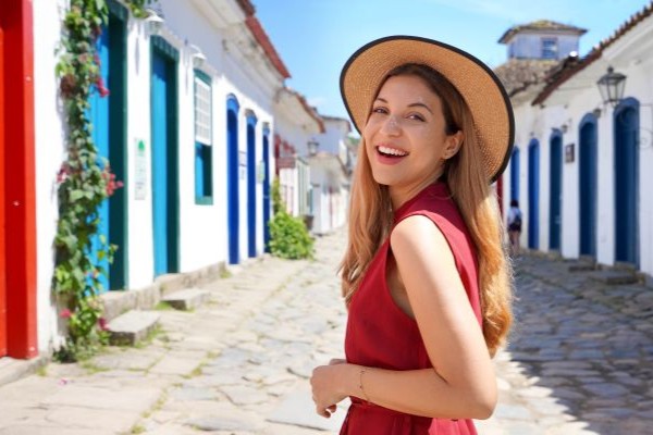 Turista recorriendo las calles de Río de Janeiro, en la mejor época para viajar a Brasil.