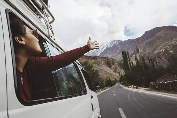 Mujer disfrutando de la brisa de la ventana del coche