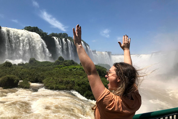 mulher visitando as cataratas do Iguaçu