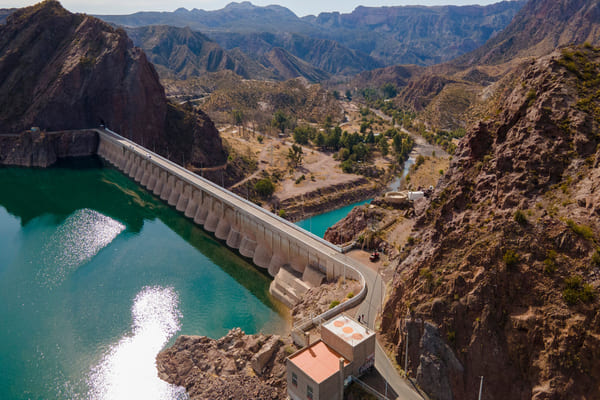 Vista superior del río Atuel rodeado de altas rocas y montañas, San Rafael, Mendoza, Argentina.