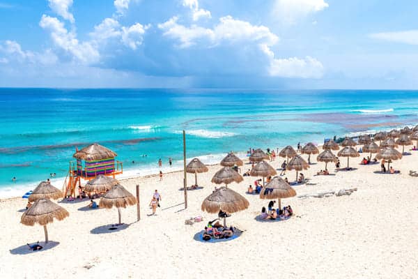 Paraguas de patrón o con paja en Cancún.