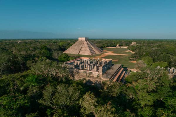 Vista aérea de Chichén Itzá al amanecer.