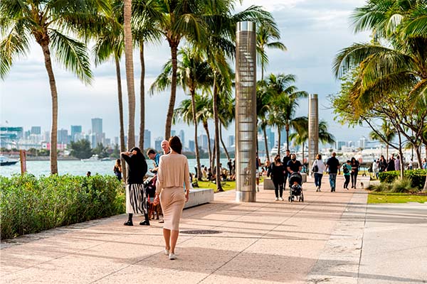 Personas paseando cerca de la playa en Miami