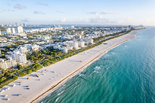 Vista aérea de Miami Beach, Florida al amanecer