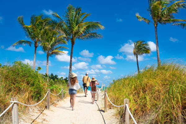 Familia disfrutando de tiempo juntos en la playa en vacaciones de verano en Miami