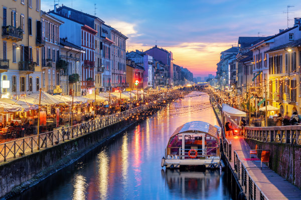 Vista del canal Naviglio Grande en el barrio de Navigli, Milán, al atardecer.