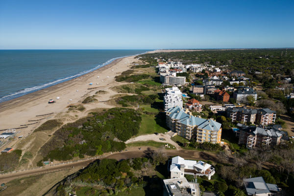 Playa Cariló, Pinamar, Buenos Aires, Argentina, drones aéreos de la playa, los bosques y los complejos turísticos.