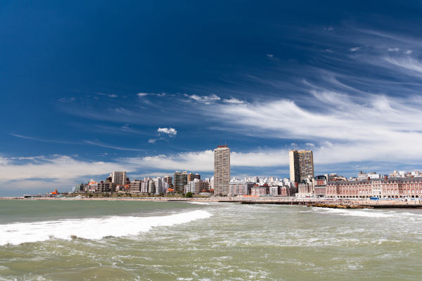 Vistas al océano y a la ciudad de Mar del Plata en Argentina.
