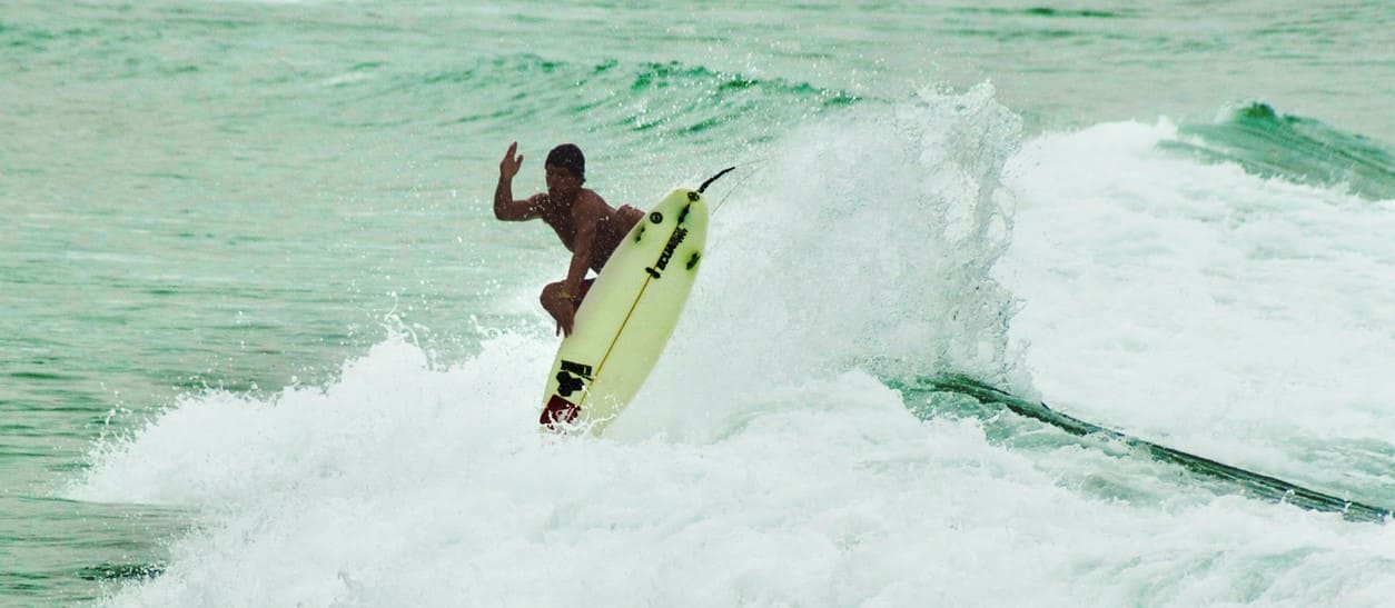 Joven surfeando