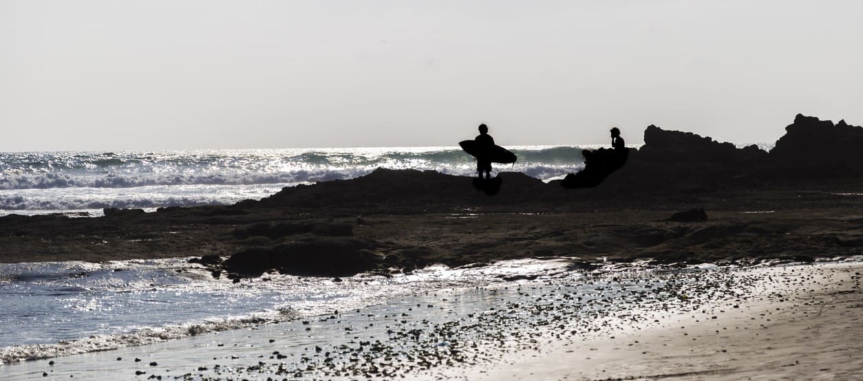 Jovenes surfeando