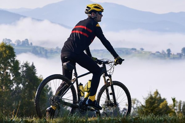 homem fazendo cicloturismo em montanha