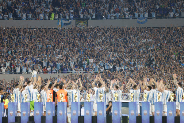 Hinchada de la Selección Argentina alentando al equipo y festejando.