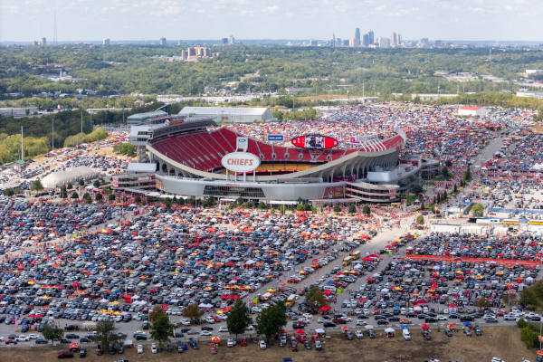 Vista panorámica del Arrowhead Stadium y su estacionamiento.