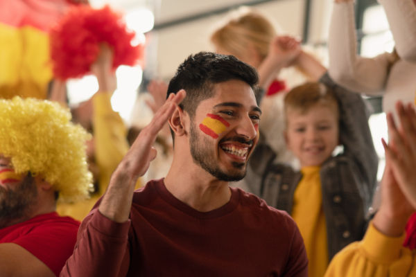 Aficionado español celebrando un partido del Mundial 2026.