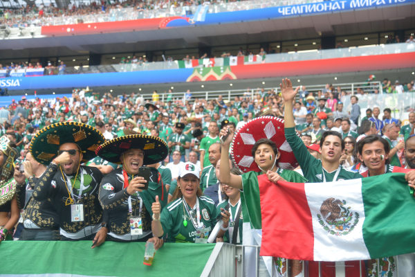 Fans de México alentando a su equipo durante un Campeonato de Copa Mundial.