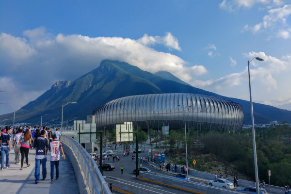 Vista exterior del Estadio BBVA y sus alrededores.