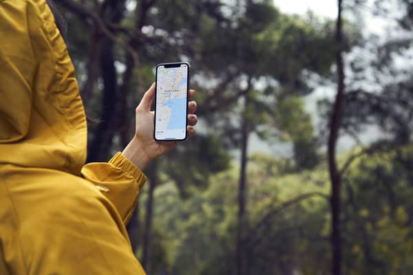 Joven usando Google Maps para rastrear un sitio en su viaje