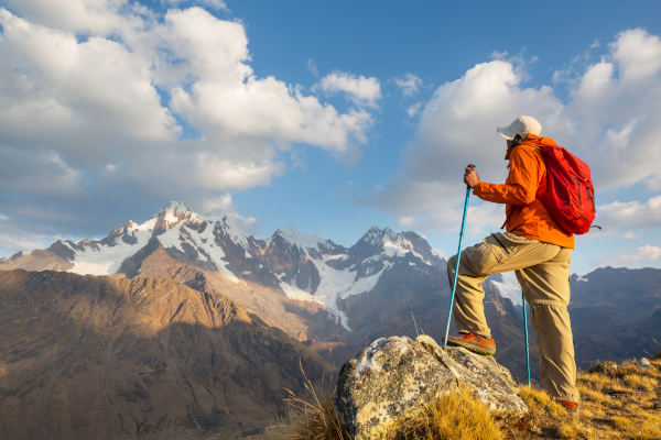 Turista haciendo senderismo en la Cordillera del Perú, una actividad que resalta la necesidad de contar con seguro de viaje para Perú.