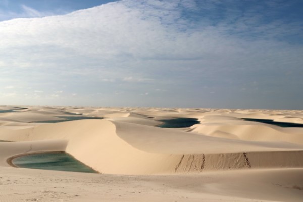 Lençóis Maranhenses, no Maranhão, com céu levemente nublado e lagoas                             