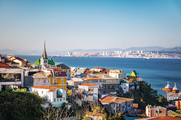Vista aérea de Valparaíso con iglesia Lutheran del Cerro Carcel colina