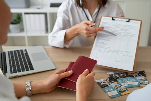 Mulher apresentando documento para consumidor com opções de seguro saúde nacionais e internacionais.