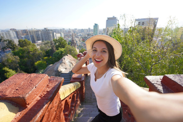 Turista tomándose una selfie en las escaleras del cerro Santa Lucía en Santiago de Chile en un día soleado