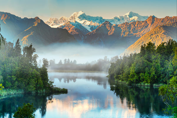 Niebla matutina en el lago Matheson, Nueva Zelanda.