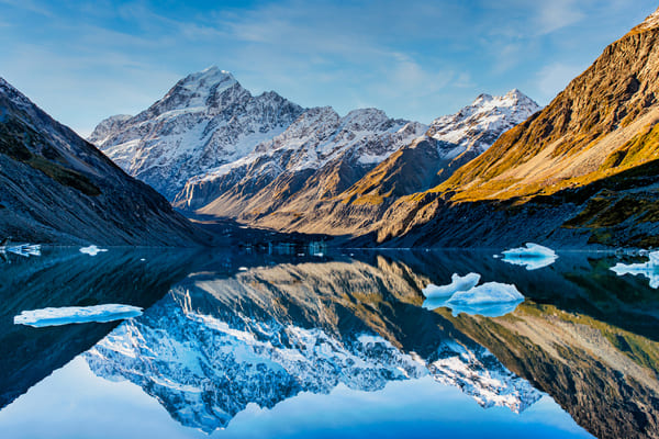 Iceberg en un lago alpino en lo alto de los Alpes del Sur en Nueva Zelanda. 