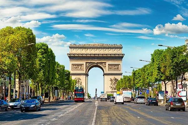Imagem do Arco do Triunfo, um dos principais pontos turísticos de Paris, na França