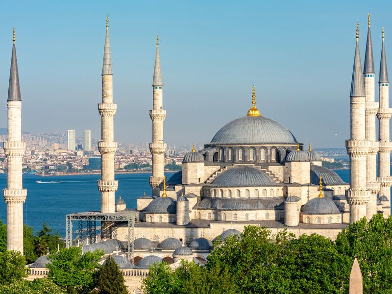 Vista da Mesquita Azul e do centro histórico de Istambul, cidade localizada entre a Europa e a Ásia.
