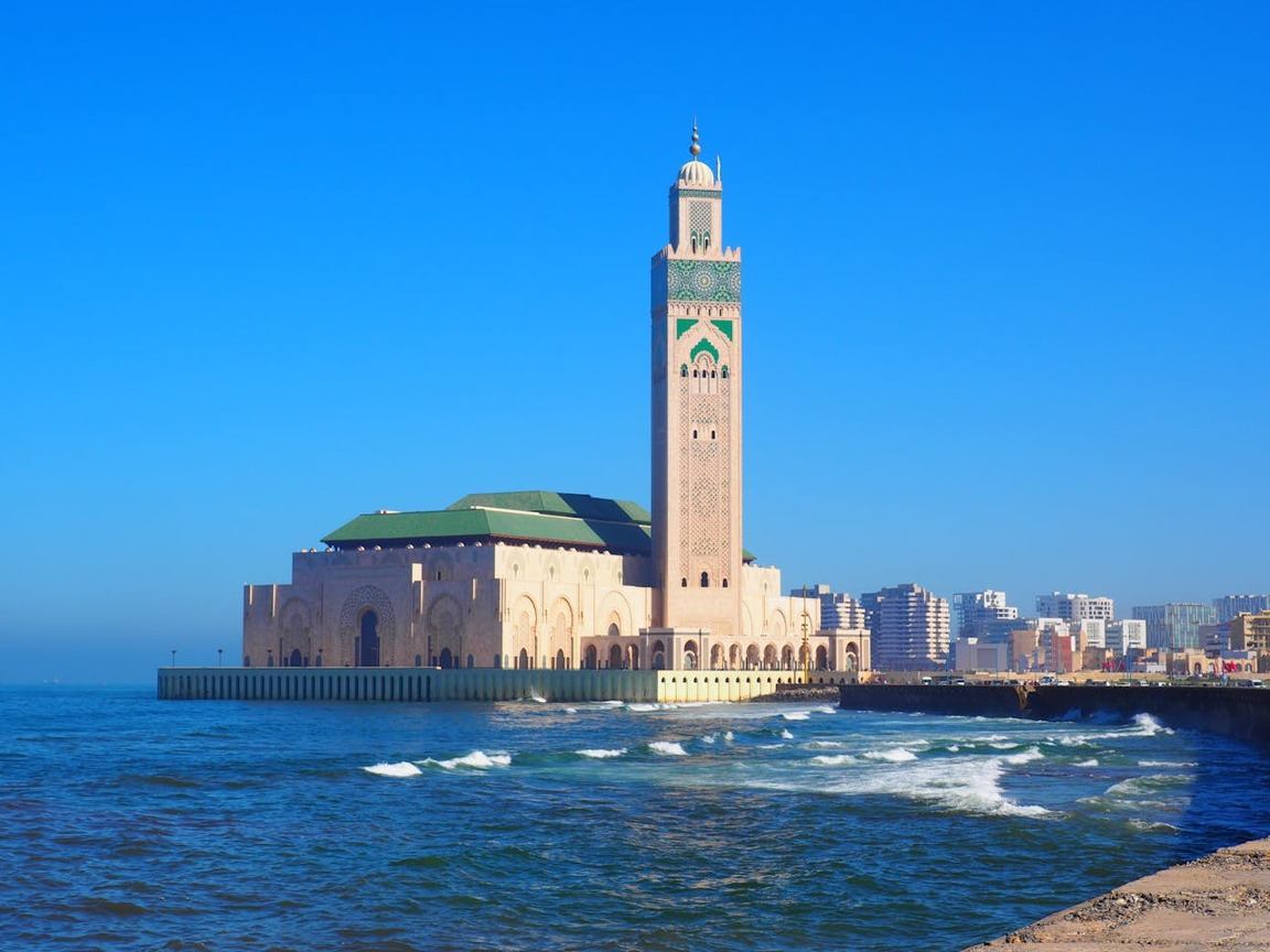 Foto da Mesquita Hassan II à beira-mar em Casablanca, ilustrando artigo sobre o que fazer em Marrocos.