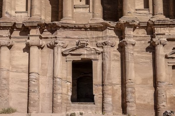 Vista de Petra, na Jordânia, um dos principais pontos turísticos do Oriente Médio  
                    