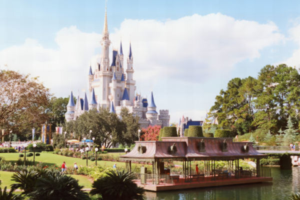 Vista del Castillo de Cenicienta en Magic Kingdom, el parque más emblemático de Disney Orlando, rodeado de jardines y visitantes.