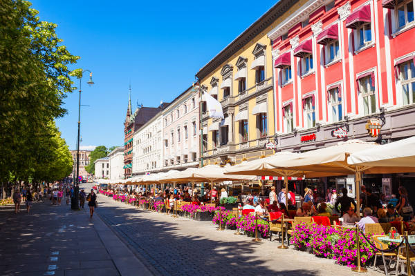 Foto de cafeterías en Karl Johans Gate, la principal calle peatonal de Oslo, Noruega.