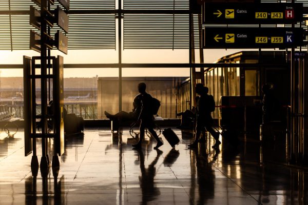 imagem de aeroporto ao entardecer