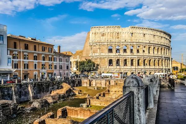  imagem do Coliseu, em Roma, na Itália, uma das cidades que costumam ser incluídas em pacotes de viagem para a Europa