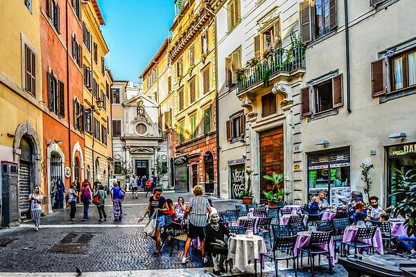 imagem de pessoas em uma rua de Roma, na Itália
                    