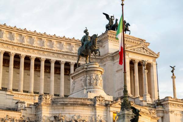 imagem de edifício de Roma para falar sobre pacote de viagem para a Itália