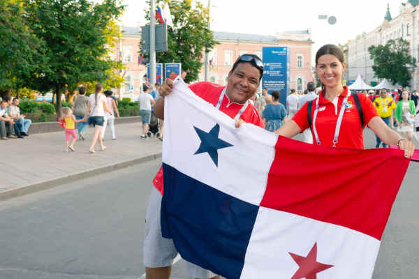Fanáticos de la selección panameña con una bandera de ese país en las calles de Nizhny Novgorod, Rusia, en el Mundial de Rusia 2018.